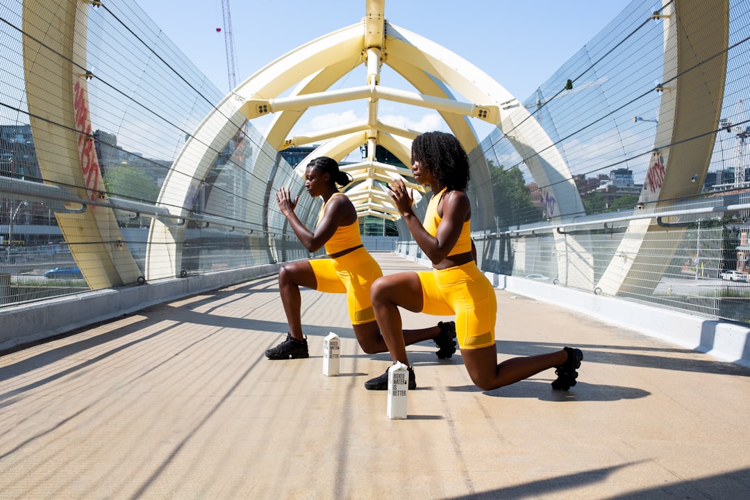 Deux femmes qui font du sport sur un pont